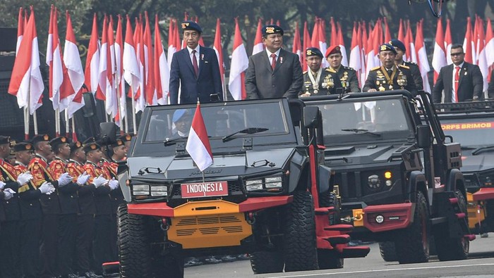 Presiden Joko Widodo (kiri) didampingi Menteri Pertahanan sekaligus Presiden Terpilih 2024–2029 Prabowo Subianto (kanan) berada di atas kendaraan maung untuk mengikuti upacara penganugerahan medali kehormatan keamanan dan keselamatan publik Loka Praja Samrakshana di Mako Brimob, Kelapa Dua, Depok, Jawa Barat, Senin (14/10/2024). Presiden Joko Widodo menerima medali kehormatan keamanan dan keselamatan publik Loka Praja Samrakshana sebagai bentuk apresiasi Polri atas perannya dalam pengembangan organisasi Korps Bhayangkara. ANTARA FOTO/Muhammad Adimaja/rwa.