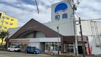 Begini tampilan pasar yang terletak di Hokkaido itu. Di sini pelanggan bisa membeli semangkuk nasi terlebih dahulu, lalu berkeliling dan memilih potongan sashimi dan makanan laut pelengkap. Foto: soranews24.com