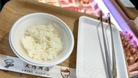 Pengunjung bisa mengambil sendiri porsi nasi putih yang diinginkan. Namun, harganya akan berbeda-beda, berkisar antara 120 (Rp 12 ribu) sampai 350 yen (Rp 36 ribu). Selain nasi, akan disediakan juga sepasang penjepit dan nampan untuk makanan. Foto: soranews24.com