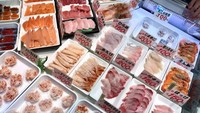 Berbagai macam seafood segar diletakkan di freezer seperti ini. Pengunjung bisa memilih ikan tuna, salmon, sujiko (telur salmon), gurita, sampai menma (ikan karang). Foto: soranews24.com