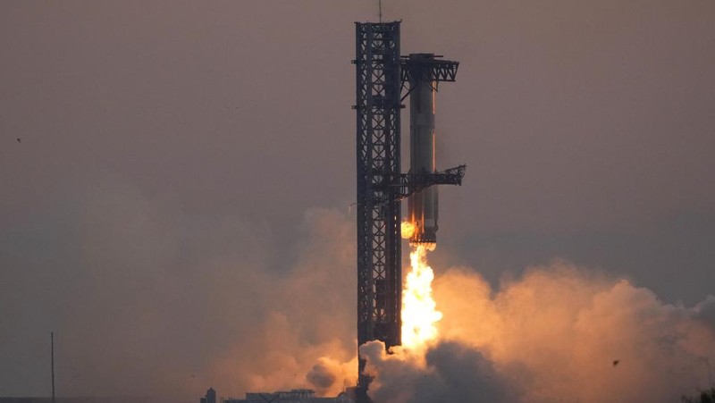SpaceX's mega rocket booster returns to the launch pad to be captured during a test flight Sunday, Oct. 13, 2024, in Boca Chica,, Texas. (AP Photo/Eric Gay)