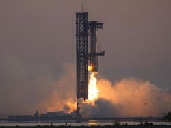 Potret SpaceX Tangkap Roket Terbesar dari Langit