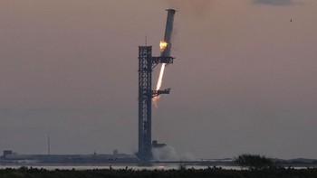 Bagaimana tidak, lengan sumpit di menara peluncuran yang disebut sebagai Mechazilla oleh Elon Musk, berhasil menangkap pendorong tahap pertama atau booster Starship yang kembali setelah uji terbang. Manuver inovatif ini merupakan tonggak penting dalam upaya SpaceX menggunakan kembali roket itu secara cepat. AP/Eric Gay  