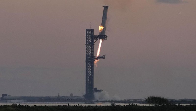 SpaceX's mega rocket booster returns to the launch pad to be captured during a test flight Sunday, Oct. 13, 2024, in Boca Chica,, Texas. (AP Photo/Eric Gay)