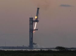 Potret SpaceX Tangkap Roket Terbesar dari Langit