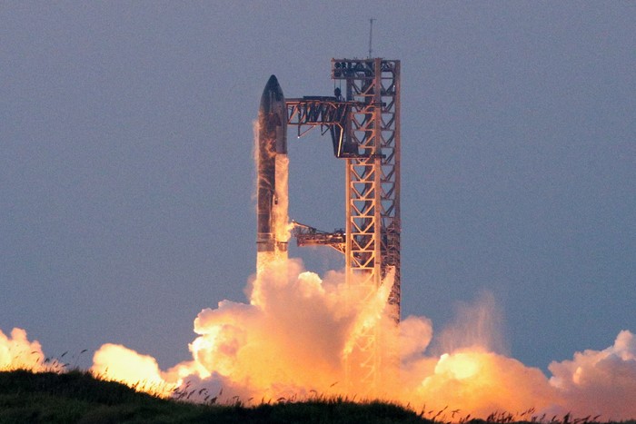 SpaceXs Super Heavy booster lands during SpaceX Starships fifth flight test, in Boca Chica, Texas, U.S., October 13, 2024.  REUTERS/Kaylee Greenlee Bea    REFILE  - CORRECTING INFORMATION FROM 