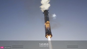 Gambar yang disediakan oleh SpaceX ini menunjukkan pendorong roket raksasa SpaceX kembali ke landasan peluncuran selama uji terbang pada hari Minggu, 13 Oktober 2024, di Boca Chica, Texas. SpaceX via AP