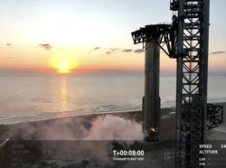 Potret SpaceX Tangkap Roket Terbesar dari Langit