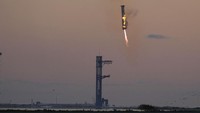SpaceXs mega rocket booster returns to the launch pad to be captured during a test flight Sunday, Oct. 13, 2024, in Boca Chica,, Texas. (AP Photo/Eric Gay)
