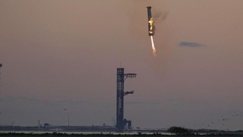 SpaceX yang dinakhodai Elon Musk, beberapa kali menghadirkan momen keajaiban dalam peluncuran roket. Dahulu, mereka mengundang decak kagum karena berhasil mendaratkan roket dengan sempurna dari angkasa, sehingga bisa digunakan kembali. Kini, SpaceX mampu menangkap roket terkuat dan terberat Starship, dalam momen yang disebut seperti sihir. AP/Eric Gay  