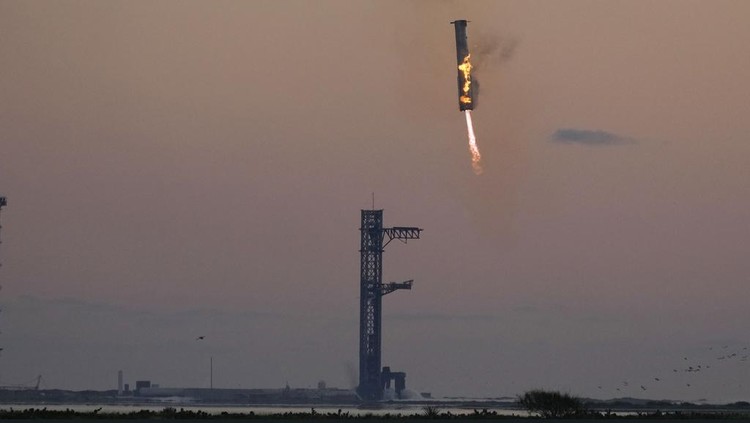 SpaceXs mega rocket booster returns to the launch pad to be captured during a test flight Sunday, Oct. 13, 2024, in Boca Chica,, Texas. (AP Photo/Eric Gay)