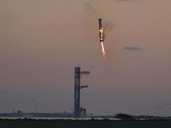 Potret SpaceX Tangkap Roket Terbesar dari Langit