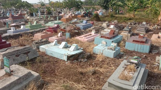 Potret striker bodong mengatasnamakan PN Indramayu terpasang pada 22 nisan di Blok Pecuk Desa Panyindangan Kulon, Kecamatan Sindang, Kabupaten Indramayu