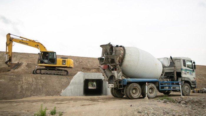 Potret Terkini Proyek Tol Yogyakarta-Solo yang Difungsikan Mudik Lebaran 2025 Truk melintas di area pembangunan Tol Yogyakarta-Solo di Purwomartani, Sleman, DI Yogyakarta, Senin (14/10/2024). Menurut Kementerian Pekerjaan Umum dan Perumahan Rakyat (PUPR) pembangunan Tol Yogyakarta-Solo ruas Klaten-Purwomartani dengan panjang mencapai 20,08 kilometer ditargetkan selesai pada Desember 2024 dan rencananya dapat difungsikan sebagai jalur mudik Lebaran 2025. ANTARA FOTO/Hendra Nurdiyansyah/Spt.