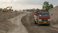 Truk melintas di area pembangunan Tol Yogyakarta-Solo di Purwomartani, Sleman, DI Yogyakarta, Senin (14/10/2024).