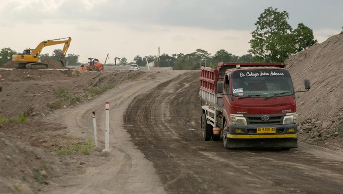 Truk melintas di area pembangunan Tol Yogyakarta-Solo di Purwomartani, Sleman, DI Yogyakarta, Senin (14/10/2024). Menurut Kementerian Pekerjaan Umum dan Perumahan Rakyat (PUPR) pembangunan Tol Yogyakarta-Solo ruas Klaten-Purwomartani dengan panjang mencapai 20,08 kilometer ditargetkan selesai pada Desember 2024 dan rencananya dapat difungsikan sebagai jalur mudik Lebaran 2025. ANTARA FOTO/Hendra Nurdiyansyah/Spt.