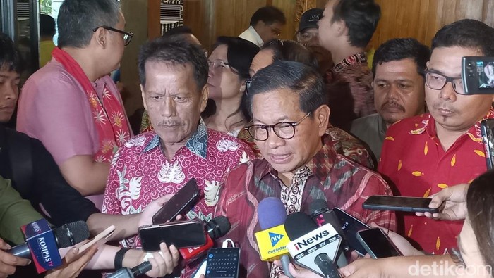 Pramono Anung bertemu para pendeta Gereja Kristen Protestan Simalungun (GKPS).