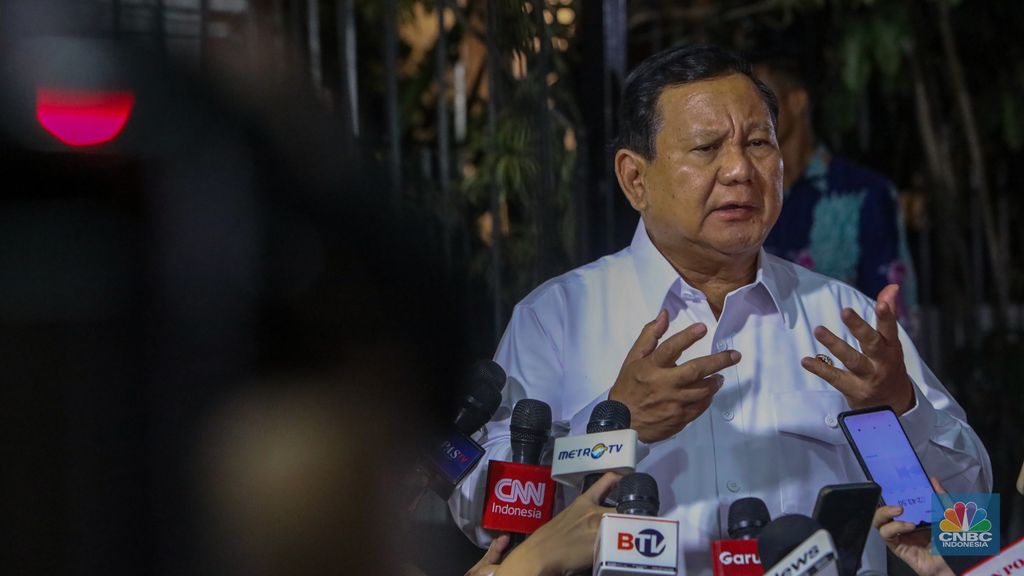 Presiden terpilih periode 2024-2029 sekaligus Menteri Pertahanan, Prabowo Subianto di kediamannya Jalan Kertanegara No. 04, Jakarta, Senin (14/10/2024). (CNBC Indonesia/Faisal Rahman)