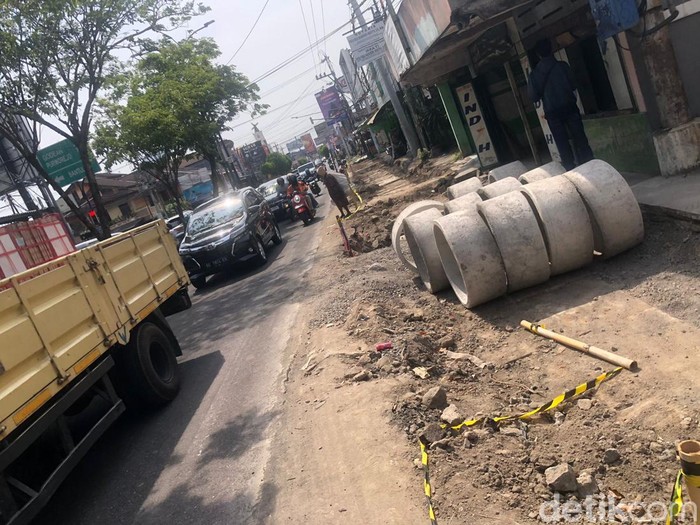 Potret proyek drainase di jalan Kyai Mojo, Tegalrejo, Kota Jogja, siang ini (14/10/2024).