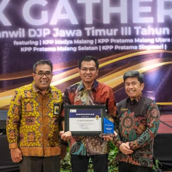 pt bsi banyuwangi raih penghargaan dari anwil Direktorat Jenderal Pajak (DJP) Jawa Timur III
