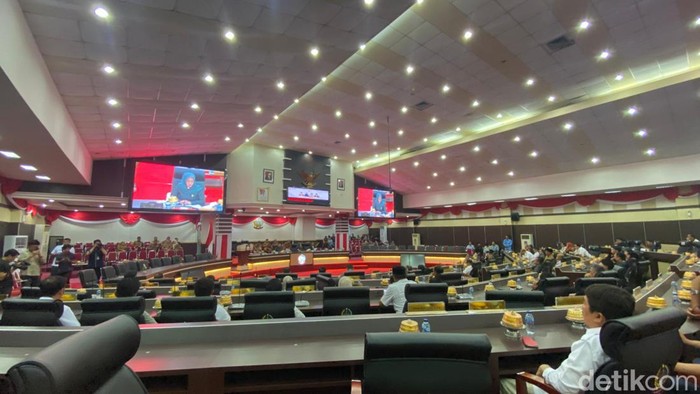 Rapat paripurna pengesahan stuktur pimpinan dan fraksi di DPRD Sulsel, Senin (14/10/2024).