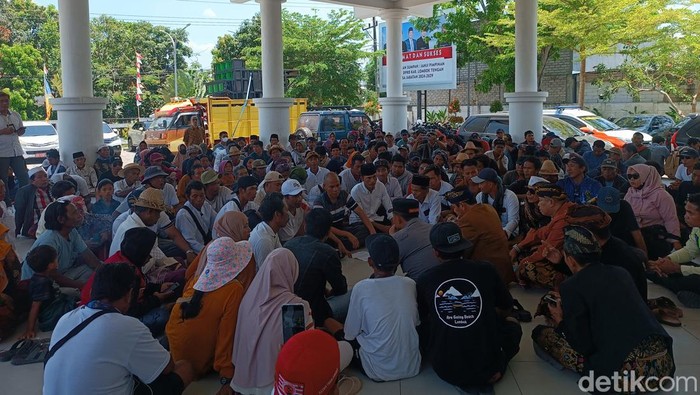 Ratusan warga pesisir pantai selatan menggeruduk kantor DPRD Lombok Tengah pada Senin (14/10/2024). (Foto: Edi Suryansyah/detikBali)