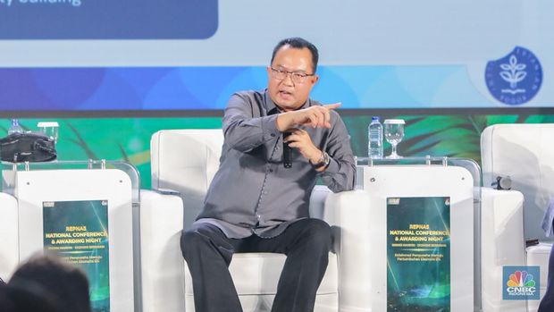 Rektor IPB University, Prof. Dr. Arif Satria memberikan pemaparan dalam acara REPNAS National Conference & Awarding Night Energi Mandiri - Ekonomi Berdikari di Menara Bank Mega, Jakarta, Senin (14/10/2024). (CNBC Indonesia/Faisal Rahman)