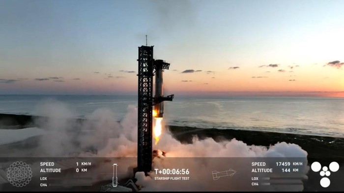 SpaceX telah berhasil menangkap roket pendorong Super Heavy di udara