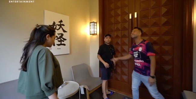 Rumah Aan didominasi desain minimalis yang modern. Namun, ia menginfusinya dengan unsur-unsur Jepang. Teras depan sudah dihiasi lukisan tulisan kanji Jepang. (Foto: YouTube/Rans Entertainment)