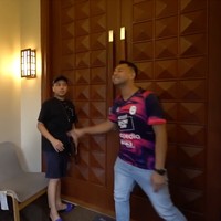 Rumah Aan didominasi desain minimalis yang modern. Namun, ia menginfusinya dengan unsur-unsur Jepang. Teras depan sudah dihiasi lukisan tulisan kanji Jepang. (Foto: YouTube/Rans Entertainment)