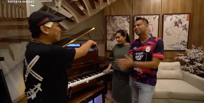 Nuansa Jepang kian kental berkat panel kayu yang mendominasi interior rumah. Lukisan bergambar bunga sakura ikut menghiasi.  (Foto: YouTube/Rans Entertainment)