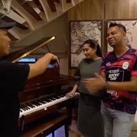 Nuansa Jepang kian kental berkat panel kayu yang mendominasi interior rumah. Lukisan bergambar bunga sakura ikut menghiasi.  (Foto: YouTube/Rans Entertainment)