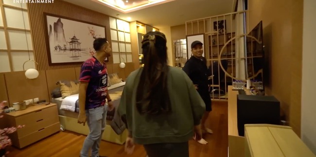 Begini penampakan kamar utama milik Aan. Letaknya tersembunyi di balik panel kayu berkedok dinding. (Foto: YouTube/Rans Entertainment)