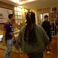 Begini penampakan kamar utama milik Aan. Letaknya tersembunyi di balik panel kayu berkedok dinding. (Foto: YouTube/Rans Entertainment)