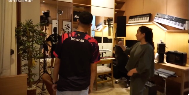 Begitu pula studio tempat Aan berkreasi sebagai seorang produser musik. (Foto: YouTube/Rans Entertainment)