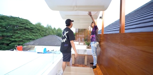 Hal yang menarik, Aan memaksimalkan bagian atap rumahnya sebagai rooftop kecil-kecilan. (Foto: YouTube/Rans Entertainment)
