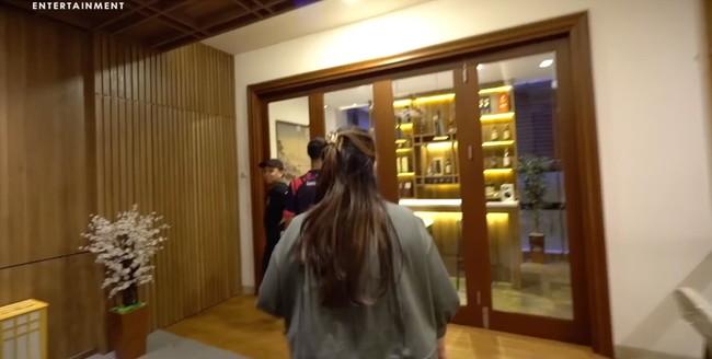 Di lantai dua, lebih difungsikan sebagai area kerja dan hiburan. Terdapat sebuah mini bar seabgai tempat nongkrong. (Foto: YouTube/Rans Entertainment)