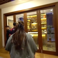 Di lantai dua, lebih difungsikan sebagai area kerja dan hiburan. Terdapat sebuah mini bar seabgai tempat nongkrong. (Foto: YouTube/Rans Entertainment)