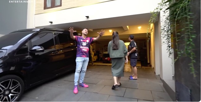 Aan Story menempati sebuah rumah besar yang membuat Raffi Ahmad dan Nagita Slavina ketika mengunjunginya. Rumah tersebut muncul di salah satu episode tayangan Rans Entertainment. (Foto: YouTube/Rans Entertainment)