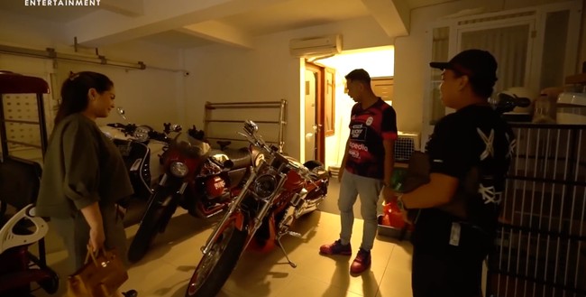 Garasi yang luas menjadi kelebihan rumah tersebut. Saking luasnya dapat menampung bebrapa mobil dan sejumlah motor koleksi Aan. (Foto: YouTube/Rans Entertainment)