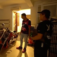 Garasi yang luas menjadi kelebihan rumah tersebut. Saking luasnya dapat menampung bebrapa mobil dan sejumlah motor koleksi Aan. (Foto: YouTube/Rans Entertainment)