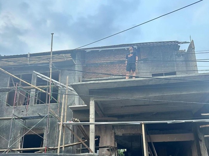 Rumah Aden 'Bajaj' yang lagi direnovasi