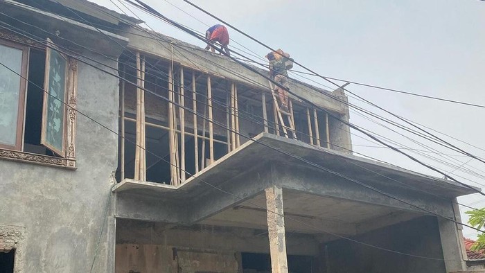 Rumah Aden Bajaj yang lagi direnovasi