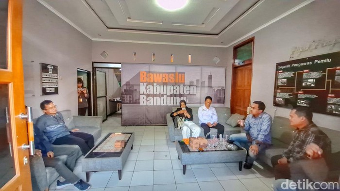 Sahrul Gunawan saat di Kantor Bawaslu Kabupaten Bandung