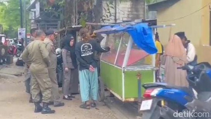 Satpol PP Maros menertibkan lapak pedagang yang jualan di pinggir jalan.