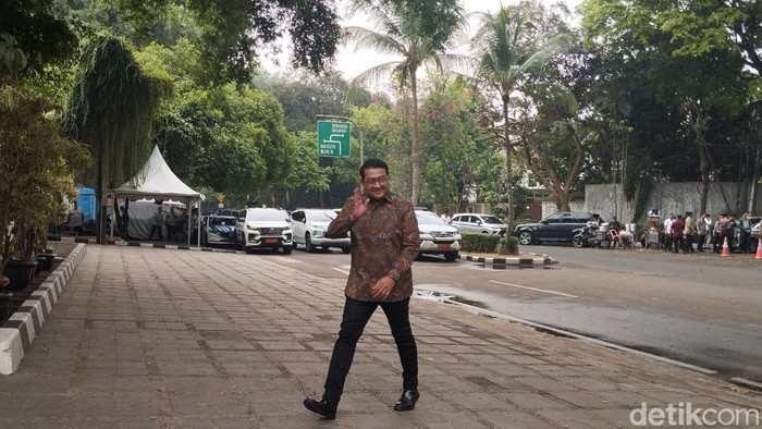 Sekjen Partai Demokrat Teuku Riefky Harsa menyambangi kediaman Presiden Terpilih, Prabowo Subianto. Dia mengatakan salah satu yang dibahas anak muda dan kreasi. (MI Fawdi/detikcom)
