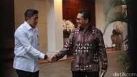 Sekretaris Jenderal Kementerian Perdagangan (Kemendag) Budi Santoso dipanggil ke kediaman Prabowo di Kertanegara, Jakarta Selatan. Ia disinyalir akan menjabat sebagai Menteri Perdagangan (Mendag) di pemerintahan Prabowo-Gibran.  
