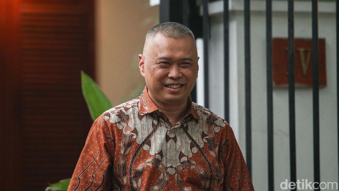 Senyum Para Calon Menteri Usai Bertemu Prabowo Presiden terpilih Prabowo Subianto memanggil calon menteri ke kediamannya di Jalan Kertanegara, Jakarta Selatan. Ini senyum para calon menteri usai bertemu Prabowo.