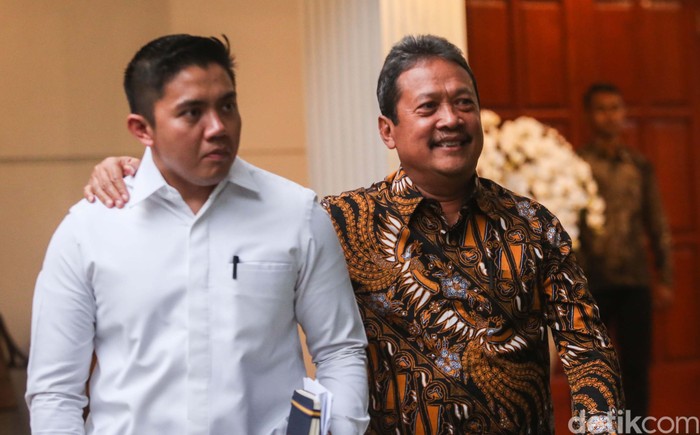 Presiden terpilih Prabowo Subianto memanggil calon menteri ke kediamannya di Jalan Kertanegara, Jakarta Selatan. Ini senyum para calon menteri usai bertemu Prabowo.