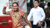 Wakil Menteri ATR/BPN Raja Juli Antoni juga pamer senyuman saat tiba di rumah Prabowo. Grandyos Zafna/detikfoto.